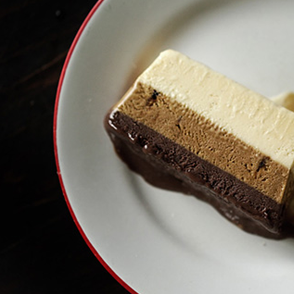 Foto da Receita Torta de sorvete de chocolate, café e baunilha